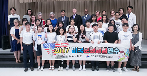 Korean Exchange Program closing ceremony group photo holding banner with Korean language text