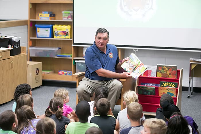 Maryland Secretary of Agriculture Joseph Bartenfelder reads to students.