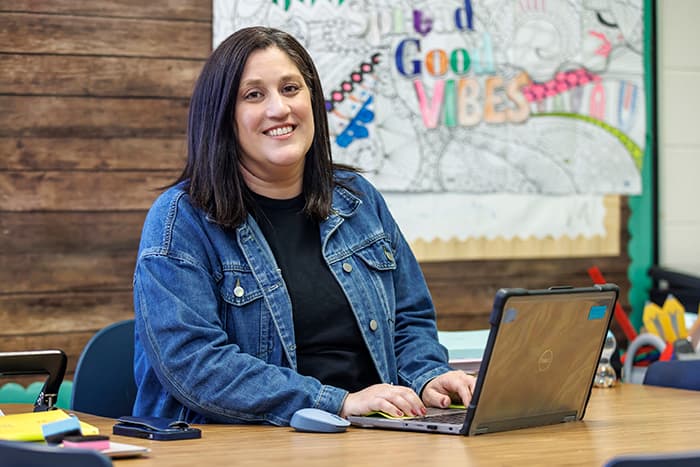 Beth Rosas escribiendo en una computadora portátil.