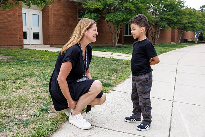 Alesia Richter speaking with a student.